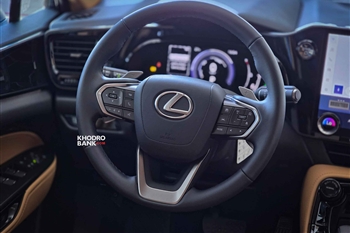 تصویر نمای بسته ازغربیلک فرمان در خودرو لکسوس NX350h