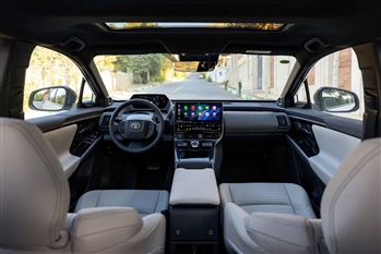 تصویر کلی از نمای داخل کابین در خودرو تویوتا  BZ4X