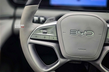 تصویر نمای بسته از دکمه های روی فرمان در ماشین BYD Sealion 06