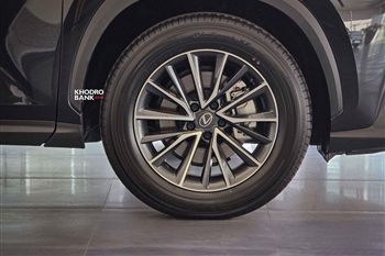 تصویر نمای بسته از طراحی رینگ های آلومینومی اسپرت در خودرو لکسوس NX350h