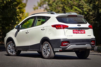 عکس از زاویه سه رخ عقب چپ ماشین KMC RS3