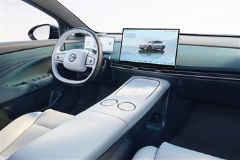 عکس کلی از طراحی فضای داخل کابین ماشین نیسان N7