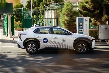 تصویر نمای خارجی با زایوه تمام رخ جانبی از خودرو تویوتا BZ4X