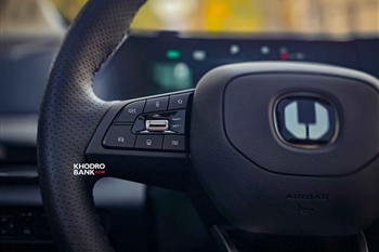 تصویر نمای بسته از کلیدهای کنترلی روی فرمان چانگان UNI -T