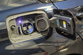 تصویر پورت شارژ خودرو BMW i3 eDrive 40L