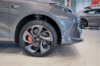 تصویر نمای بسته از رینگ های اسپرت خودرو IM 6