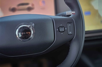 تصویر نمای بسته از کلیدهای روی فرمان خودرو ولوو XC70