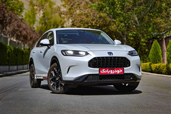 عکس از نمای ظاهری هوندا ZRV از زاویه سه رخ جلو راست