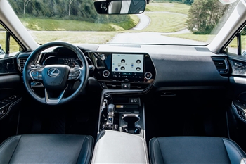 نمای داخل لکسوس NX350h