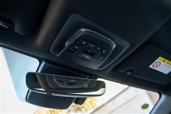 تصویر از جزئیات طراحی و امکانات در کابین خودرو تویوتا BZ4X