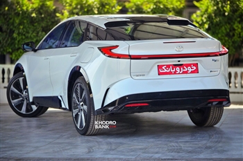 نمای سه رخ عقب تویوتا bZ5