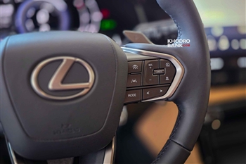 تصویر از جزئیات طراحی دکمه های روی فرمان لکسوس NX350h