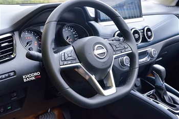 تصویر از فضای داخل کابین با نگاهی به طراحی فرمان در نیسان قشقایی آنر