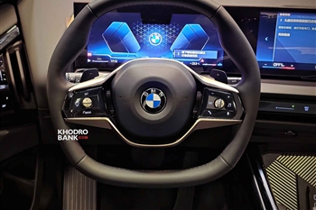 تصویر نمای بسته از طراحی غربیلک فرمان BMW X3 xDrive 25L