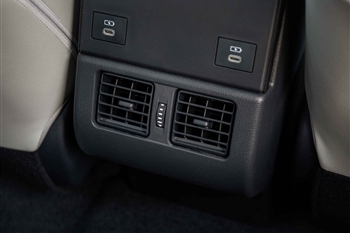 تصویر دریچه های سیستم تهویه در ردیف عقب تویوتا BZ4X