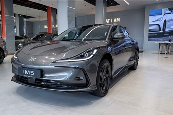 عکس از نمای ظاهری IM 5 از زاویه سه رخ جلو چپ