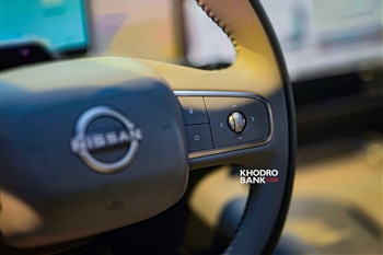 تصویر نمای بسته از طراحی فرمان و کلیدهای کنترلی آن در نیسان N7