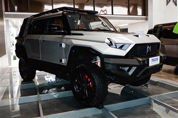 نمای سه رخ جلو دانگ فنگ M Hero