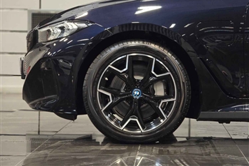 تصویر نمای بسته از طراحی رینگ های خاص BMW i3 eDrive 40L