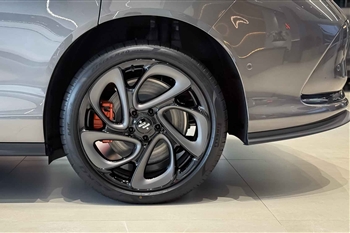 عکس نمای بسته از رینگ اسپرت آلومینومی خودرو آی ام 5