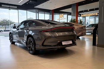 عکس از نمای ظاهری IM 5 از زاویه سه رخ عقب چپ