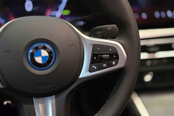 تصویر دکمه های کنترلر روی فرمان BMW i3 eDrive 40L