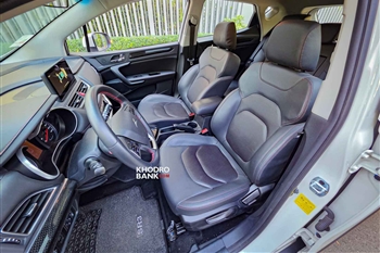 تصویر از صندلی های ردیف جلو در ماشین KMC SR3