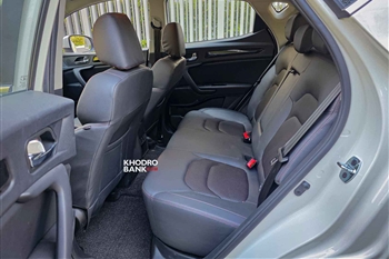 تصویر از صندلی های ردیف عقب در ماشین KMC SR3