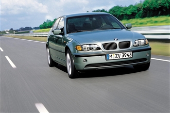 تصویر نمای بیرونی بی ام و 318i با کد اتاق E46