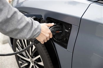 تصویر پلاگین شارژر لکسوس RZ300e
