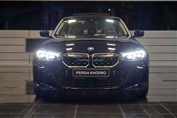 تصویر نمای تمام رخ جلو BMW i3 eDrive 40L