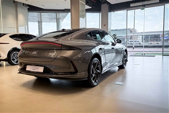 عکس از نمای ظاهری IM 5 از زاویه سه رخ عقب راست