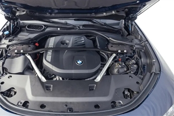 تصویر پیشرانه 6 سیلندر بی ام و 735i
