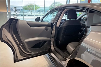 عکس از طراحی رودری و شیشه های فریم لس در خودرو IM 5