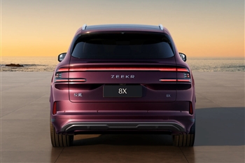 نمای عقب زیکر X8
