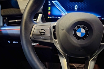 تصویر بسته از دکمه های کنترلی روی فرمان ماشین BMW X2