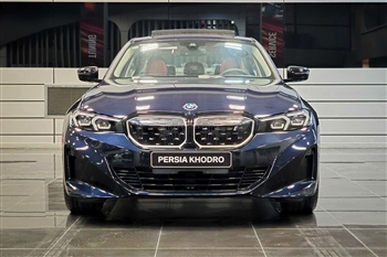 تصویر نمای تمام رخ جلو BMW i3 eDrive 40L