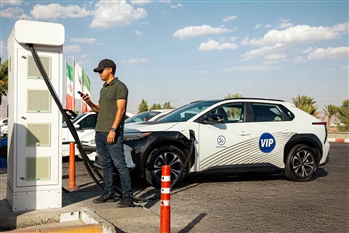 تصویر خودرو تویوتا BZ4X در حال شارژ