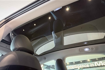 تصویر سقف شیشه ای آی ام 5 از نمای ردیف عقب کابین 