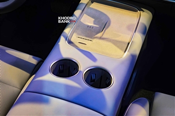 تصویر نمای بسته از کنسول مرکزی و آرم رست در نیسان N7