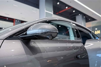 تصویر بسته از آینه جانبی و دوربین 360 درجه در خودرو آی ام 5