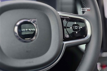 تصویر دکمه های کنترلی روی فرمان ولوو S90 PHEV