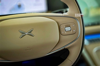 تصویر نمای بسته از دکمه های روی فرمان ایکس پنگ جی 9