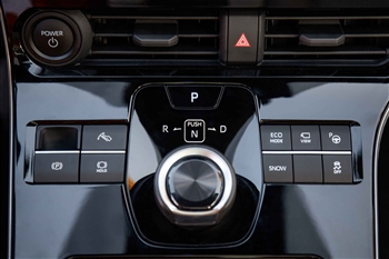 تصویر از جزئیات طراحی و امکانات در کابین خودرو تویوتا BZ4X