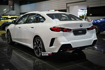 تصویر نمای ظاهری خودرو بی ام و 225L M Sport از زاویه سه رخ عقب چپ 