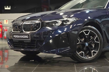 تصویر نمای بسته از طراحی بخش جلو خودرو BMW i3 eDrive 40L