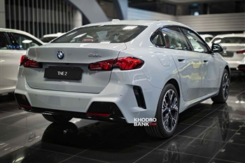 تصویر نمای ظاهری خودرو بی ام و 225L M Sport از زاویه سه رخ عقب راست