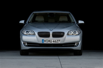 تصویر نمای تمام رخ جلو BMW 520i