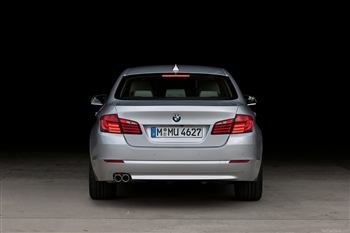 تصویر نمای تمام رخ عقب BMW 520i
