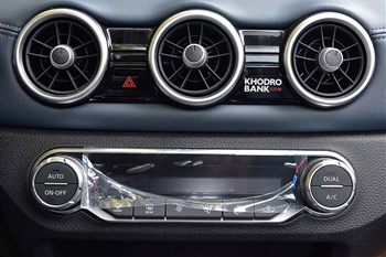 تصویر نمای بسته از کنسول مرکزی و پنل تهویه مطبوع در خودرو نسیان قشقایی